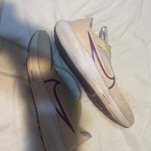 Nike Women's Air Zoom Pegasus 40 Guava Ice/Vivid Purple DV3854-800